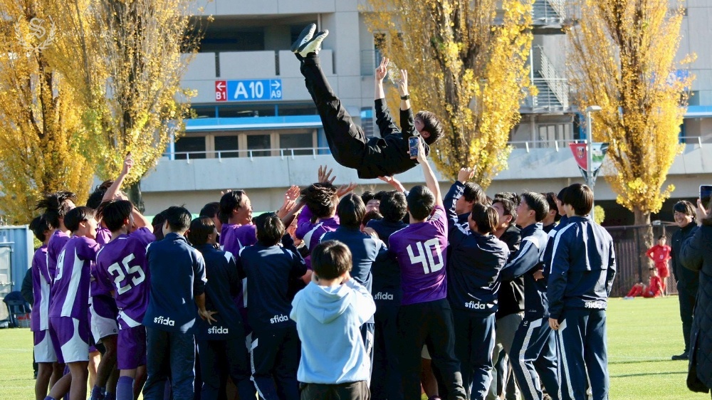 胴上げされる監督の写真