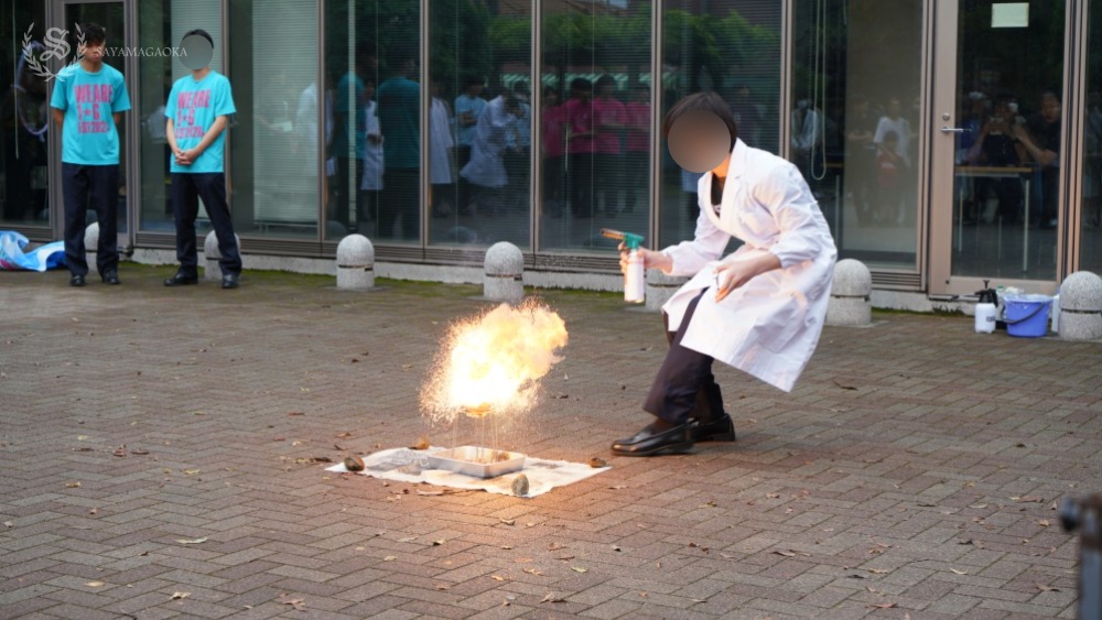 科学部の実験パフォーマンス